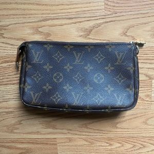 Louis Vuitton Clutch/Wristlet